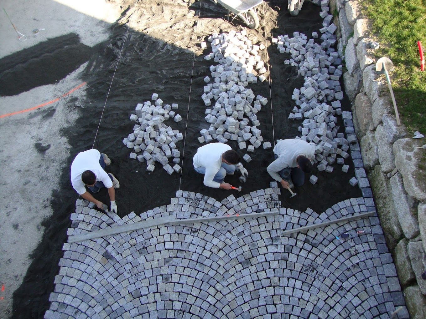 Les ouvriers de Loreto Pavage à l'oeuvre pour poser des pavés